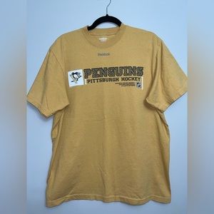 Pittsburgh Penguins Reebok x NHL Men’s XL Vegas Gold T-shirt